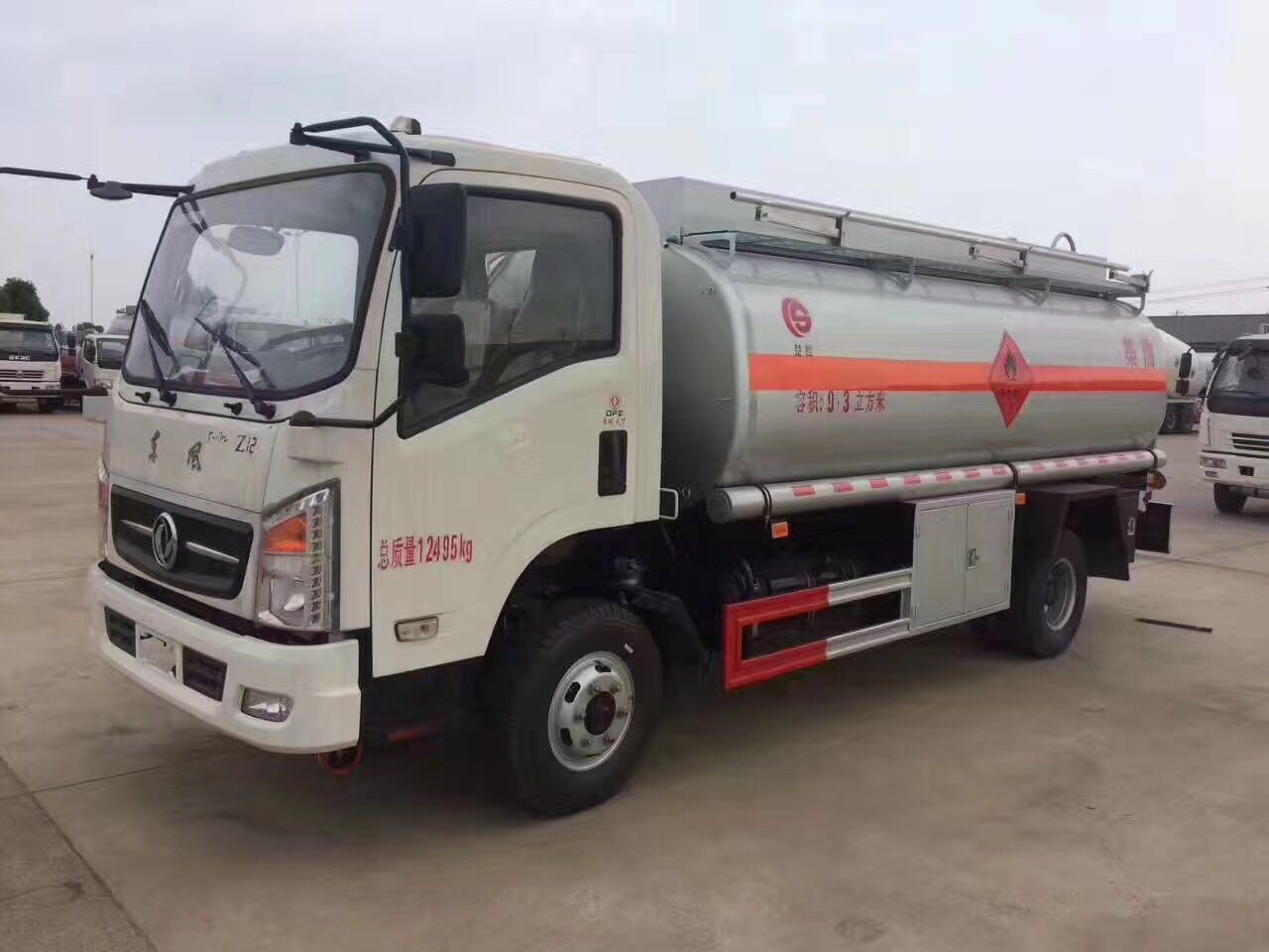 東風(fēng)Z12加油車(chē)圖片 東風(fēng)Z12加油車(chē)圖片
