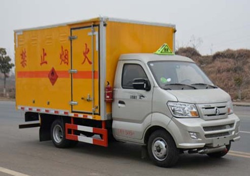 重汽王牌3.2米易燃液體廂式運輸車
