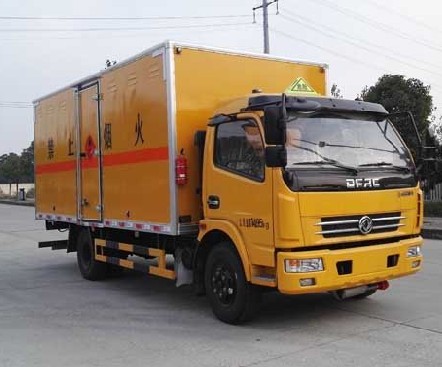 東風多利卡5.15米易燃氣體廂式運輸車