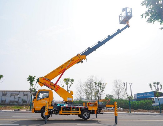重汽豪沃藍(lán)牌30米高空作業(yè)車